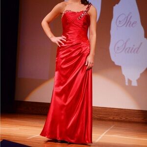 Elegant Pink One-Shoulder Evening Gown